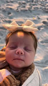 Bebés disfrutando su primer día en la playa