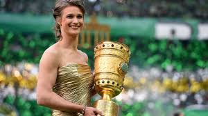 Wer streckt den goldenen pokal 2020 in den berliner nachthimmel? Die Pokaltragerinnen Beim Dfb Pokalfinale Dfb Deutscher Fussball Bund E V