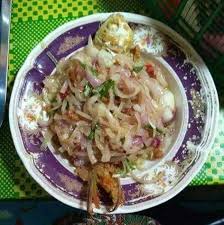 > secara tradisional, ini datang sebagai sepiring makanan dibungkus daun pisang, dengan hirisan timun, teri kering kecil (ikan bilis), kacang goreng, telur rebus, dan panas pedas sos (sambal) pada intinya. Makanan Tradisional Melayu Posts Facebook