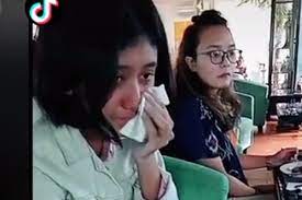 Nike meninggal setelah mobil honda civic yang dikendarainya menghantam beton di jalan raden eddy martadinata di kota bandung. Kisah Viral Kw Nya Nike Ardila Kisah Haru Kematian Nike Ardila Yang Sudah Diprediksi 3 Orang Dan Kondisi Terkini Mobil Yang Dikendarainya Saat Kecelakaan Sempat Bau Melati Semua Halaman Idea