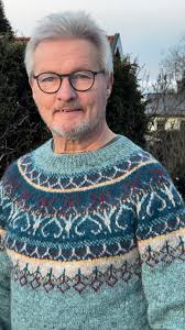 Jeg holder på med halsen på min Hopi genser og tenkte jeg skulle strikke  høy hals. Hvor mange masker bør jeg ha når jeg begynte med 2r2v? Strikker  str L og ønsker