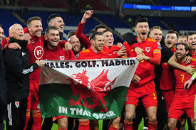 Bale играет с 2020 в тоттенхэм хотспур (тот). Gareth Bale Celebrates Wales Win With Wales Golf Madrid Flag Business Insider