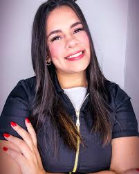 Oie 💕 Pra você que ainda não me conhece, me chamo Sarah, e sou dona do  Studio Sarah Nunes. 💕 Tenho 32 anos, sou casada, tenho duas filhinhas  🐶🐶, sou formada em