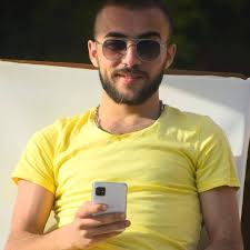 امجد جمعة 💜 مغني شاب من سوريا عمرو 22 سنة عم يأثبت حالو بموهبتو بالغناء  وعم يكتب أغانيه ويلحنهن لحالو وعم يلاقي نجاح كبير ومحبة عملت ضجة كبيرة  بمواقع التواصل الاجتماعي شو