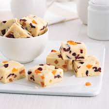 Faites Changement Du Fudge Classique En Preparant Cette Version Exquise A Base De Chocolat Blanc Et De Fruits Seches Desserts Food Sweet Tooth