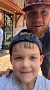 HEY DAD! #pigeonforge #georgestrait #sing