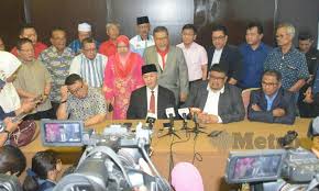 Beberapa kotak dokumen dipercayai bukti dirampas bagi membantu siasatan. Ketua Menteri Melaka Umno Atau Bersatu