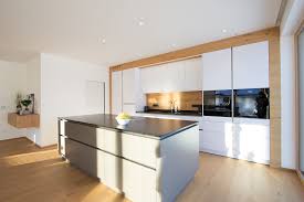 Denn die kochinsel sticht als dekoratives element sofort ins auge und bietet genug platz zum gemütlichen beisammensein. Moderne Kuche In Abtenau Kuchenstudio Laserer