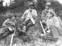 GRUPPE: 4 MENN, BLINKERLAG, FRA VENSTRE: EIVIND HOLTE, SKOGVOKTER OLE  BRUSTAD, WILHELM STRØM, SEVERIN SVEEN, STANGE ALLMENNING