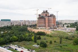 Clopotul mare, dedicat eroilor neamului, are o greutate de peste 25 de tone, cu o înălţime şi un diametru de circa 3 metri şi va putea fi auzit pe o rază de 15 kilometri la evenimentele. Isu AmendeazÄ Constructorul Catedralei Mantuirii Neamului Europa Fm