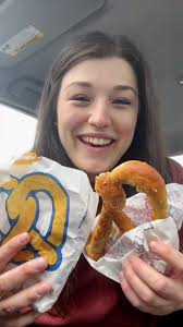 HAPPY NATIONAL PRETZEL DAY 🥨 #nationalpretzelday #pretzel #auntieannes  #pretzelmaker #wetzelspretzels #freepretzel #free #foodreview