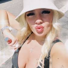 Demi Marsh (@demiimarshh)