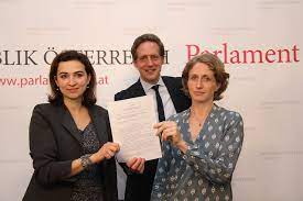 Последние твиты от stephanie krisper (@steffi_krisper). Datei 2018 Alma Zadic Kai Jan Krainer Stephanie Krisper 39729494940 Jpg Wikipedia