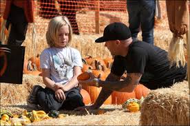 In 2009, durst married esther nazarov and split after three months. Fred Durst And Son Dallas Pick Out A Pumpkin Celebrity Babies Covered
