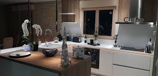 Une Cuisine Equipee Blanche Et Bois En 2020 Cuisine Moderne Blanche Cuisine Moderne Carrelage Cuisine