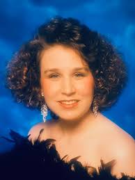 Remember Glamour Shots at the mall in the 80s? 😆😁