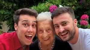 Emanuele Ferrari si sposa: la storia con Andrea Lori nell'orto della  bisnonna