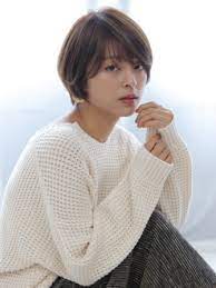 40代女性 人気モデル 秋本祐希の髪型 でカジュアル エレガントに bangs バングス ショートのヘアスタイル ヘアスタイリング 髪型