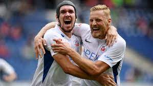 Als einziger deutscher spieler gewann er viermal die champions league; Zwei Schlenzer Ein Heber Hansa Rostock Feiert Ersten Sieg Kicker