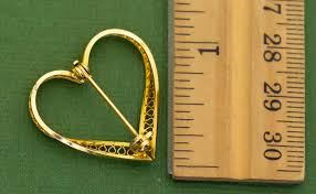 Vintage Lovely Fashion Heart Gold Tone Brooch K27