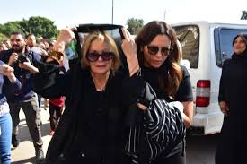 يسرا الوزي ولدت بالقاهرة ووالدتها مؤسسة فرقة مسرحية للعرائس اشهرت في الثمانيات وتدعى زاسي، فيما والدها هو الدكتور محمود اللوزي استاذ الادب العربي بالجامعة الامريكية بالقاهرة والتي درست فيها يسرا التاريخ والمسرح ايضا، وكانت يسرا منذ صغرها محاطة لاجوا فنية نظرا. ØµÙˆØ± ØªØ´ÙŠÙŠØ¹ ÙˆØ§Ù„Ø¯Ø© ÙŠØ³Ø±Ø§ Ø¥Ù„Ù‰ Ù…Ø«ÙˆØ§Ù‡Ø§ Ø§Ù„Ø£Ø®ÙŠØ± Ù…Ø¬Ù„Ø© Ø³ÙŠØ¯ØªÙŠ