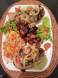 Poulet Grille Sauce Verte Avec Athieke Aloko Et Salade Crudite African Food Food Recipes