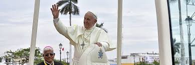 Das kirchenoberhaupt segnet einen priester, der sich sexuellen missbrauchs schuldig gemacht hat. Papst Fahrt In Madagaskar Handgefertigtes Auto Domradio De Katholische Nachrichten