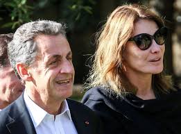 12 ans après leur mariage célébré quelques mois après leur rencontre lors d'un dîner organisé chez jacques séguéla, carla bruni et nicolas sarkozy sont toujours aussi amoureux. Carla Bruni Son Entourage Lui Reproche Encore Son Mariage Avec Nicolas Sarkozy