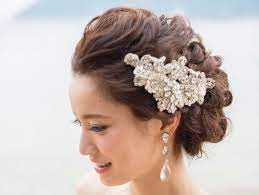 花嫁の最新ヘアカタログ ビジューを使ったヘアアレンジ5選 ゴージャスからスウィートスタイルまで ウェディング ヘアスタイル ベールヘアスタイル ブライダル 髪型