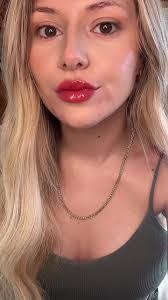 Jessica Cleary's Instagram, Twitter & Facebook