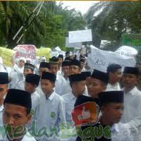 Mungkin gue ga akan bahas tentang kegiatan pondok ini secara detail. Sebut Pimpinan Ponpes Penipu Santri Ulumul Qur An Stabat Berunjuk Rasa