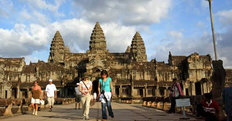 Mga resulta ng larawan para sa Angkor Wat largest Hindu temple complex in the world, Cambodia"