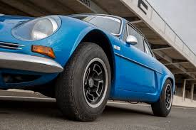 Vous désirez acheter des pneus pour votre alpine berlinette mais vous ne connaissez pas les dimensions ou vous ne savez pas quel pneu choisir ? Essai Alpine Berlinette On A Conduit L A110 1600 Sc D Epoque
