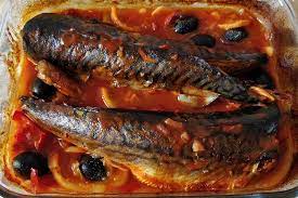 Acest fel de mancare cu peste in sos tomat se gateste in special vara atunci cand rosiile romanesti sunt proaspete dar merge si in. Macrou La Cuptor In Sos De Rosii Cu Masline Lili Gateste