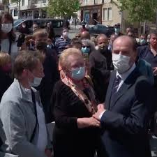 Le gouvernement chercherait à présent à rassurer les jeunes. Les Telespectateurs De Quotidien Hallucinent Devant Cette Dame Qui Interpelle Jean Castex Devant Tout Le Monde Et Lui Parle Des Magazines De Femmes Nues Qu Il Lisait Quand Il Etait Jeune Gq France