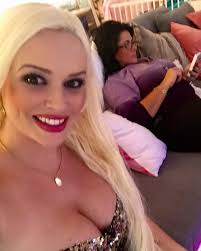 Habe meine Mutter in ihrer "Brille-Verweigerungsphase" erwischt... Mama,  auch wenn du mich jetzt hasst, dass ich dieses Bild gepostet habe, ich  finde du siehst mit deiner Brille mega sexy aus 😀 Kuss,