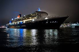 Und das nicht nur aufgrund ihres majestätischen namens, sondern auch wegen ihrer enormen größe, ihrer eleganten form und der recht seltenen besuche in hamburg. Queen Mary 2 Einlauf In Hamburg Zum Hafengeburtstag Neunzehn72