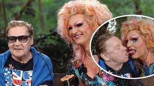 Nun hat scheinbar auch rtl die hamburgerin ganz oben auf der liste. Olivia Jones Und Helmut Berger Zungenkuss Im Tv Film Tv Serien