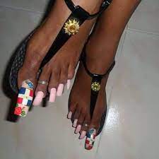 Entdecke rezepte, einrichtungsideen, stilinterpretationen und andere ideen zum ausprobieren. Unas Largas De Los Pies Muy Maquilladas Fotos De La Extrana Moda Que Es Rechazada En Las Redes Sociales Hch Tv