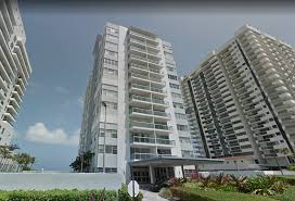 Imágenes de video mostraban una importante porción del edificio, en la ciudad de surfside, justo al norte de miami beach, reducida a. Se Desplomo Un Edificio En Miami Beach Al Menos Un Herido De Gravedad Infobae