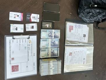 警方查獲面交車手假證件與假收據 (由 AI 生成)