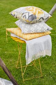 pin op tuinkussen inspiratie fleur je meubels op met kussens