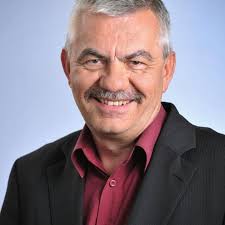 Es gibt Unternehmen die auch in Zeiten wie diesen Mitarbeiter suchen und  nicht kündigen. Wer also an der Aufrechterhaltung des öffentlichen Verkehrs  in Wien mitarbeiten will ist herzlich willkommen