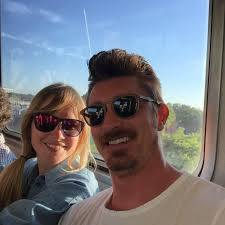 La mitica Denmark Street a Londra con i suoi sette negozi pieni di chitarre  è abbastanza deludente. Abituato a posti come Your Music Online, Guitar  Sauce e Sergio Tomassone Roma srl devo