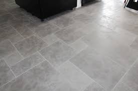 carrelage mera gris en pierre naturelle calcaire pierre et parquet carrelage pierre naturelle carrelage pierre carrelage gris clair