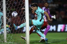 VÍDEO: Vagiannidis ainda trocou os pés, mas serviu Nel para o golo