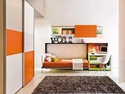 Quando quest'ultimo viene nascosto all'interno dell'armadio, la stanza si trasforma in un soggiorno moderno e un divano di design prende il posto del letto matrimoniale. Letti A Scomparsa Design Moderno