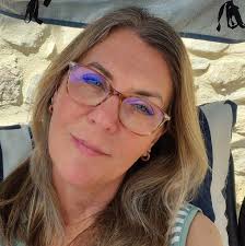 Display your favourite doTERRA essential oils with this elegant wooden  rack. Made from solid oak, this convenient and stylish oil holder will  allow you to keep your favourite scents