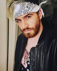 Long hairstyles for black men come in many shapes and sizes, and we are particularly fond of this we especially love the bandana, not to mention the water fountain style of the dreads. How To Wear A Bandana Men Arxiusarquitectura