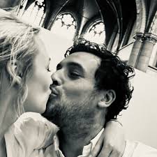 🌟FamilyRadio🌟 presenteert: 💫Peters vlaamse 40💫 jaaroverzicht 2025 Met  enige trots stel ik jullie het jaaroverzicht voor! ------------------- Op  🌟FamilyRadio zaterdag 3/1/2026 (11u/14u) met Piet De Win  ------------------ 1.🥇Larissa